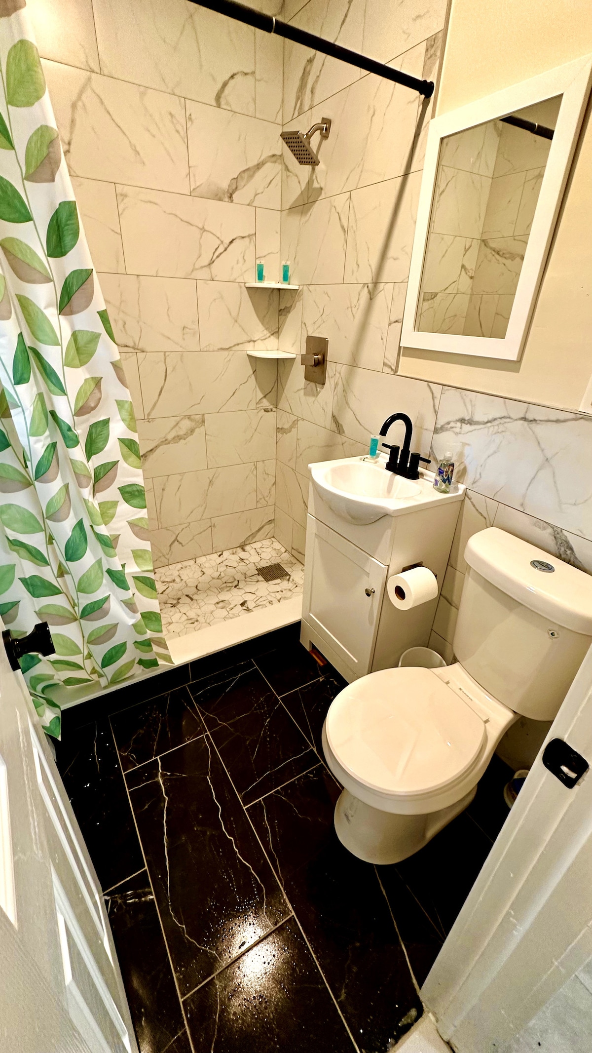 Relax in our complete bathroom, featuring a refreshing shower and all the essentials for your comfort