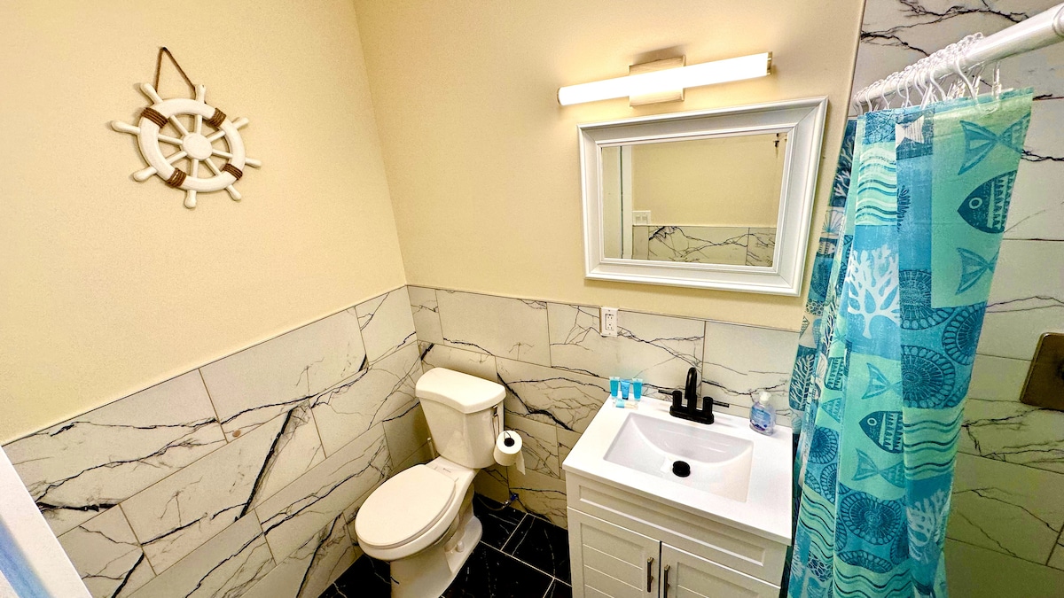 Relax in our complete bathroom, featuring a refreshing shower and all the essentials for your comfort