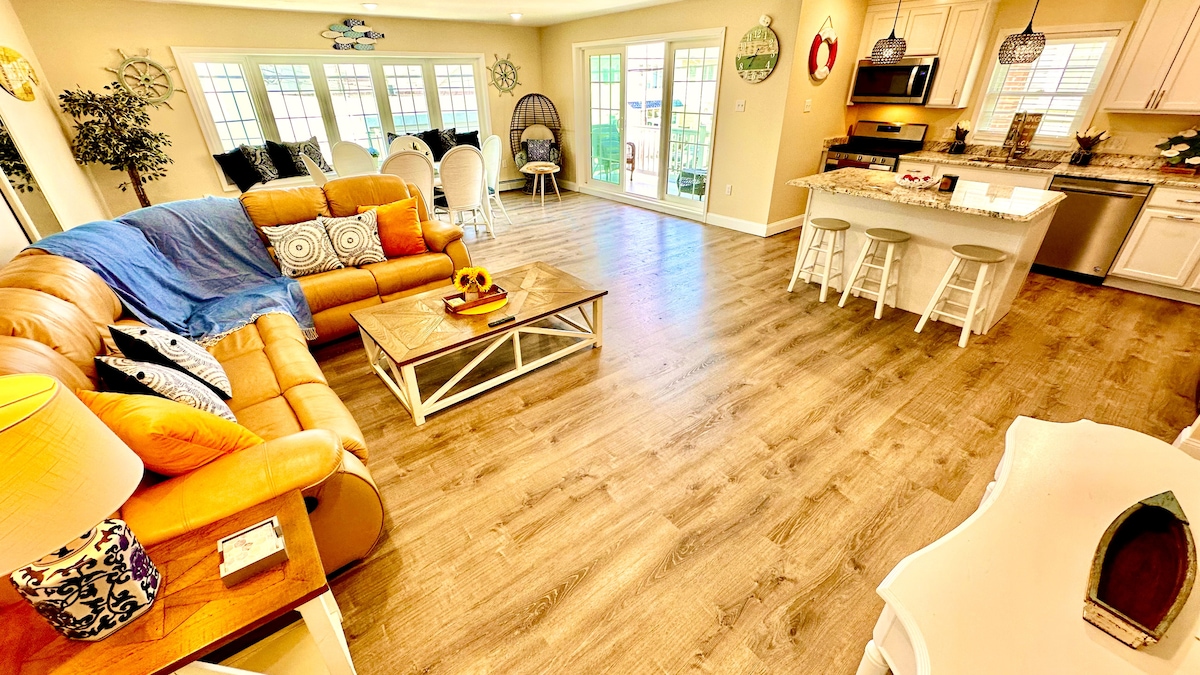Spacious Open-Plan Living with 75" TV, Comfy Sofa, Gourmet Kitchen Island & Ocean Sounds