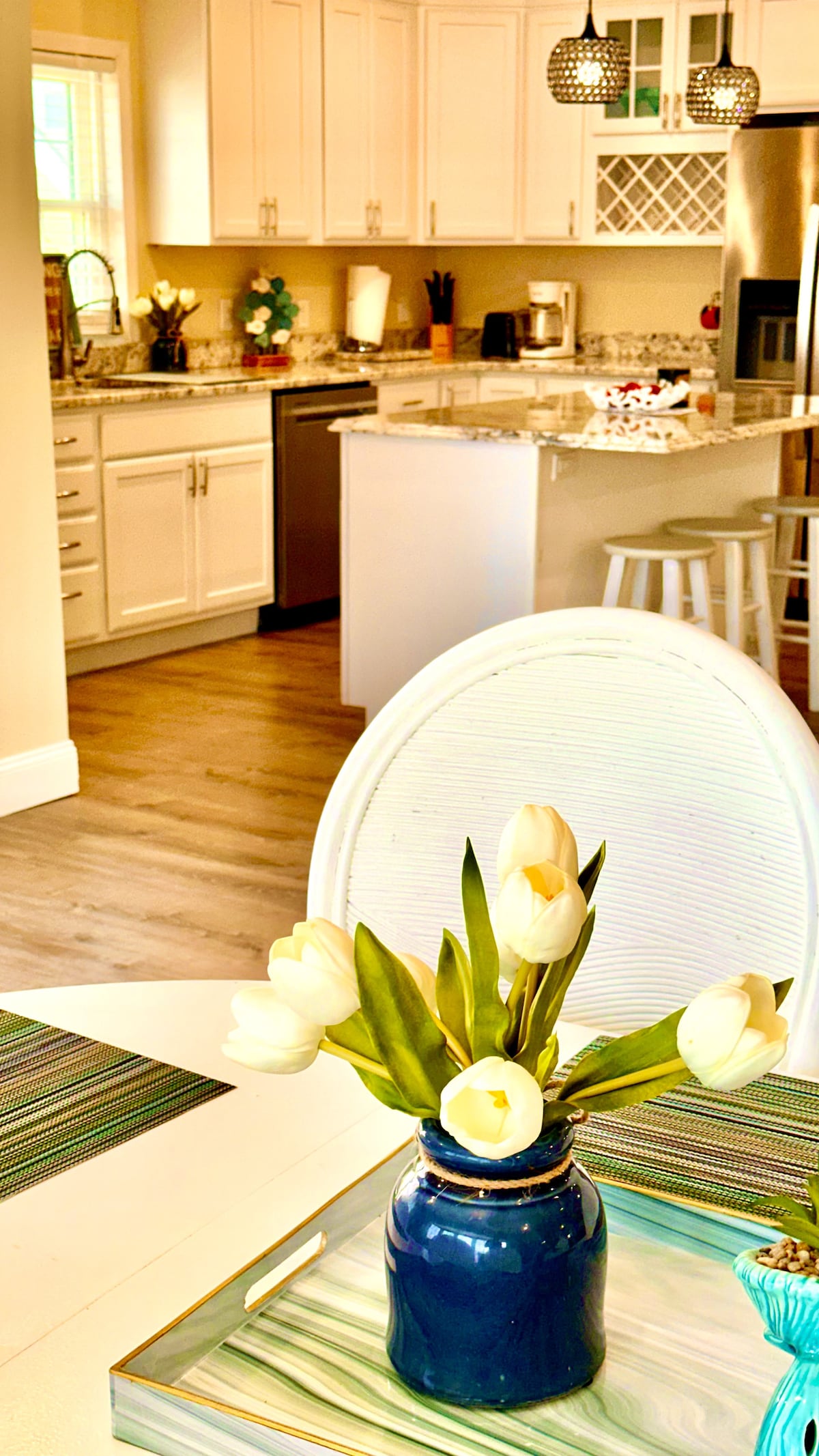 Spacious Open-Plan Living with 75" TV, Comfy Sofa, Gourmet Kitchen Island & Ocean Sounds