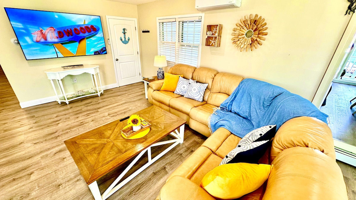 Spacious Open-Plan Living with 75" TV, Comfy Sofa, Gourmet Kitchen Island & Ocean Sounds