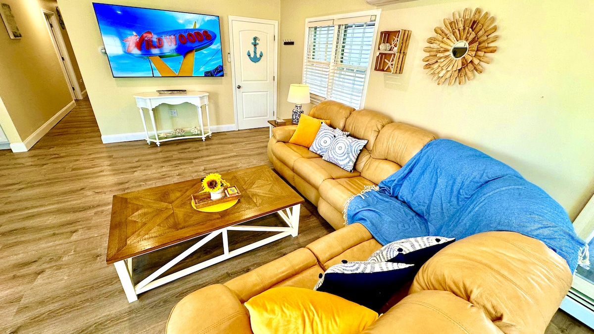 Spacious Open-Plan Living with 75" TV, Comfy Sofa, Gourmet Kitchen Island & Ocean Sounds