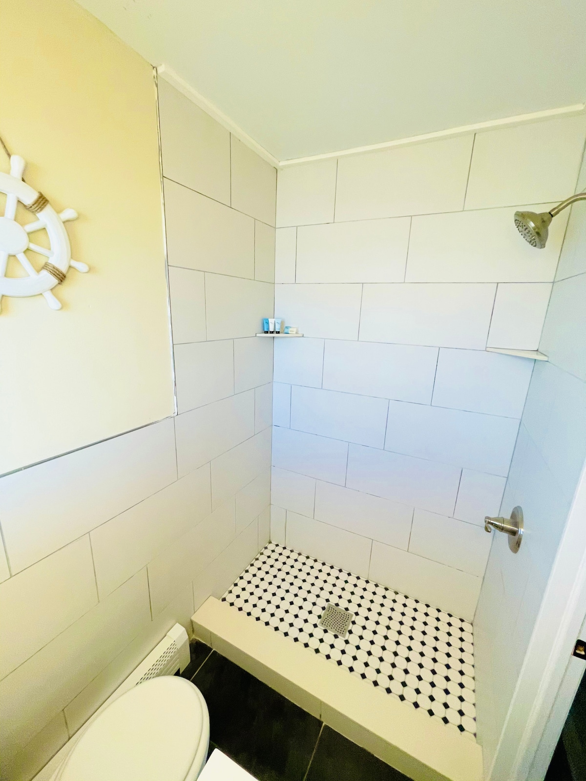 A fully-equipped bathroom, designed with modern fixtures and amenities for a complete and luxurious bathing experience.