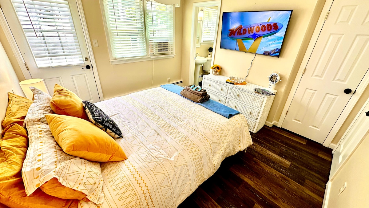Elegant Queen Room with 50" TV & Private Bath