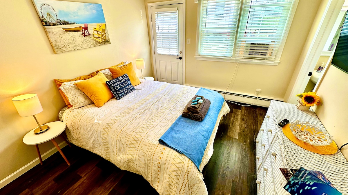 Elegant Queen Room with 50" TV & Private Bath