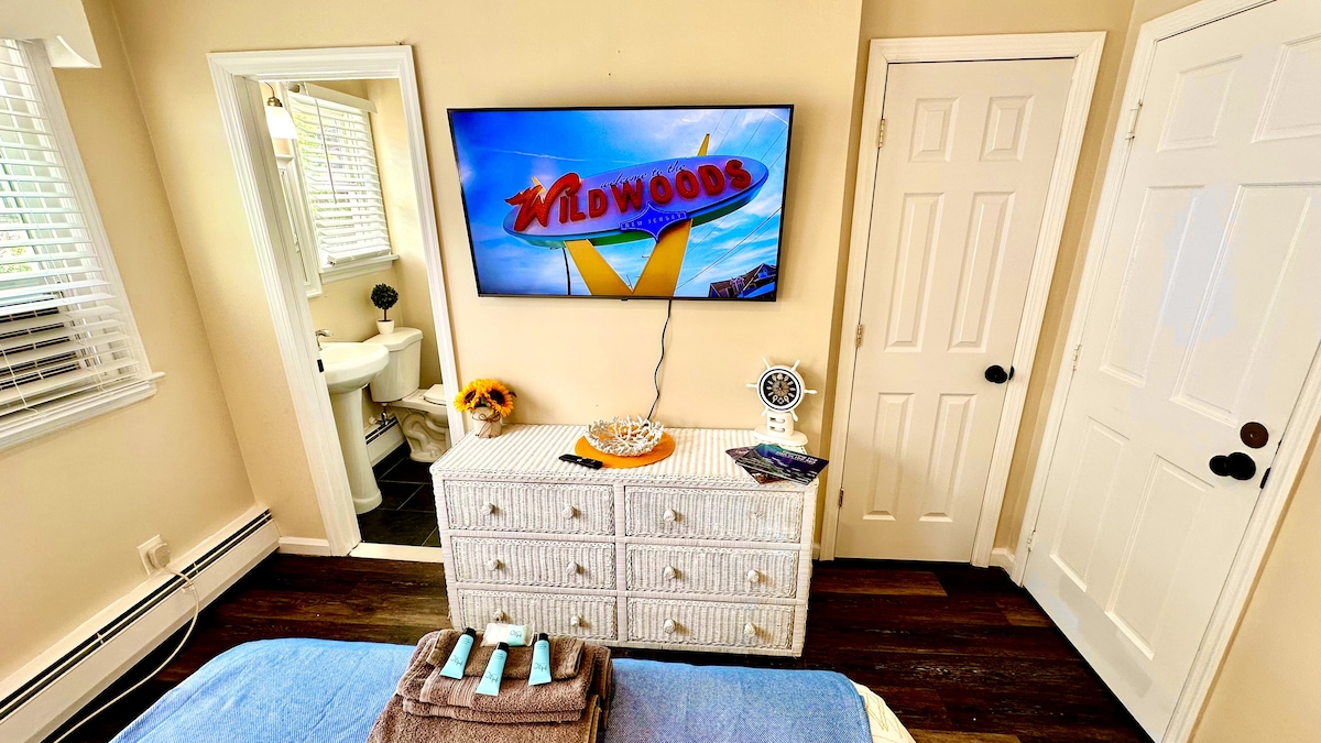 Elegant Queen Room with 50" TV & Private Bath