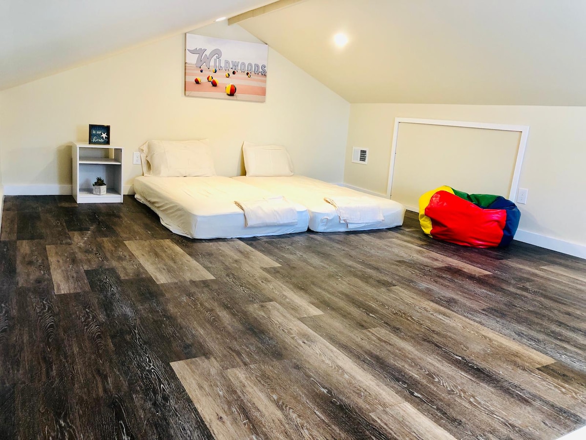Our loft boasts two twin beds, an ideal and cozy nook for kids. It's a comfortable and adventurous space, perfect for yo