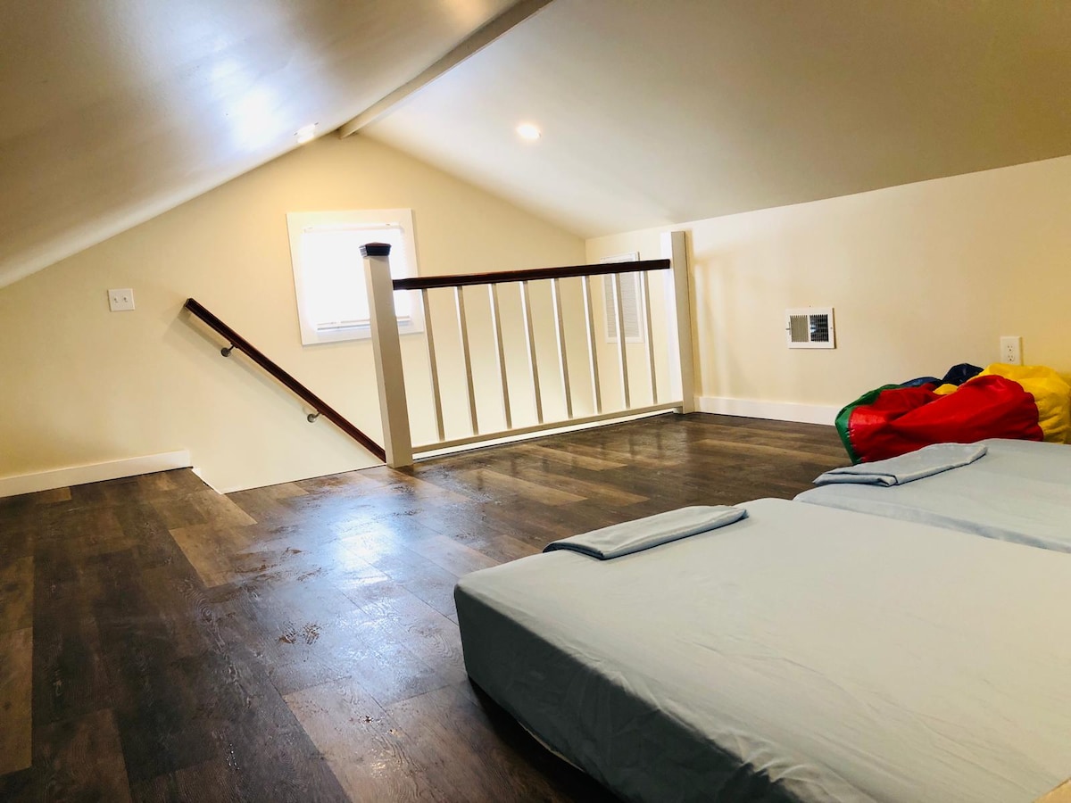 Our loft boasts two twin beds, an ideal and cozy nook for kids. It's a comfortable and adventurous space, perfect for yo