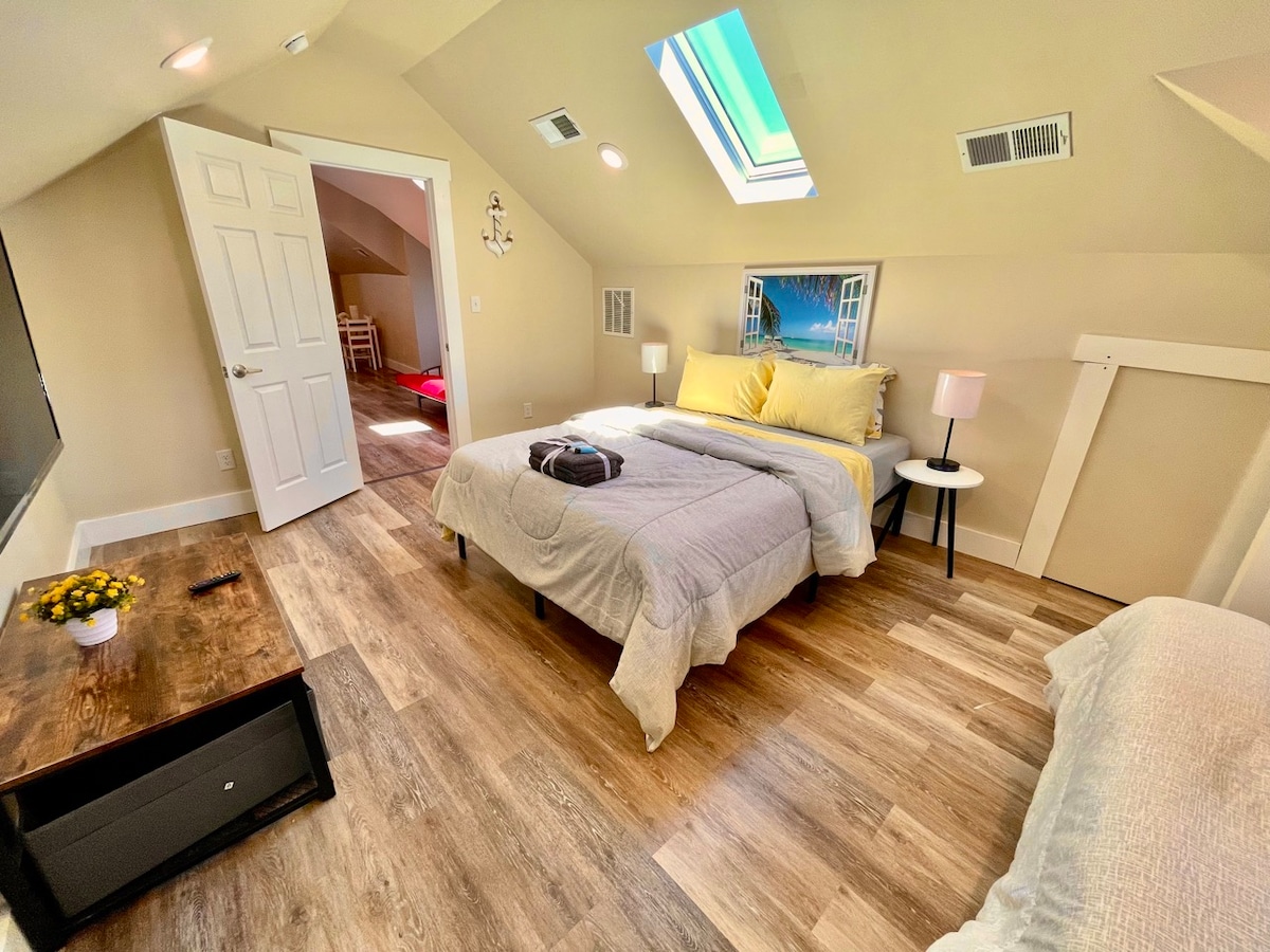 Dream Haven: Queen & Full Beds with Sky-View Windows for Blissful Rest