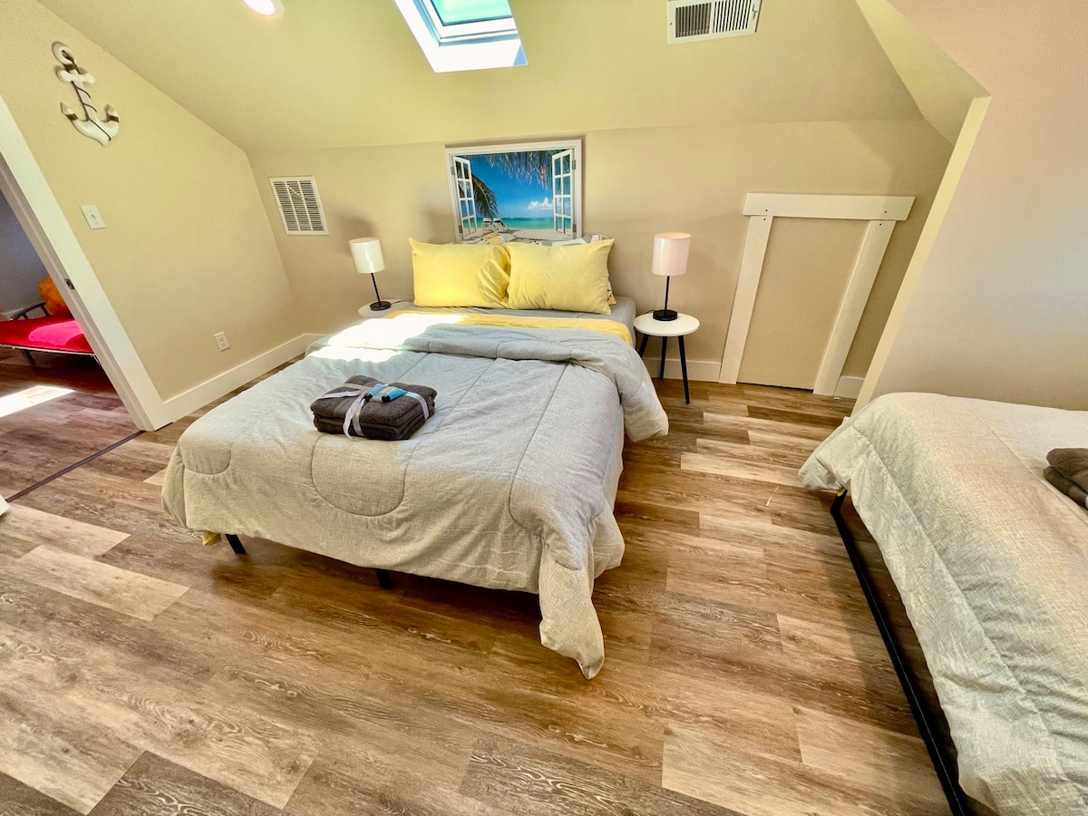 Dream Haven: Queen & Full Beds with Sky-View Windows for Blissful Rest