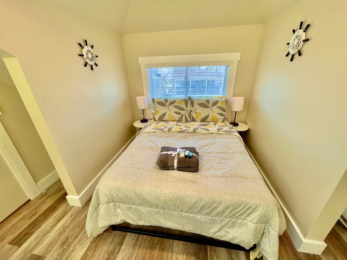 Dream Haven: Queen & Full Beds with Sky-View Windows for Blissful Rest