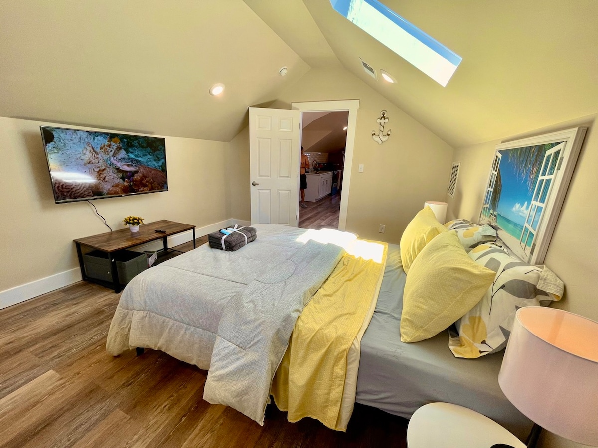 Dream Haven: Queen & Full Beds with Sky-View Windows for Blissful Rest
