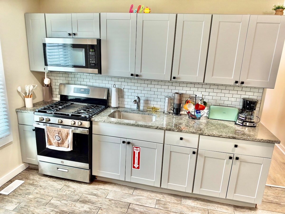Full kitchen image 2