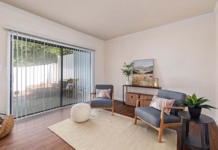 home-three-clean-office-image-three
