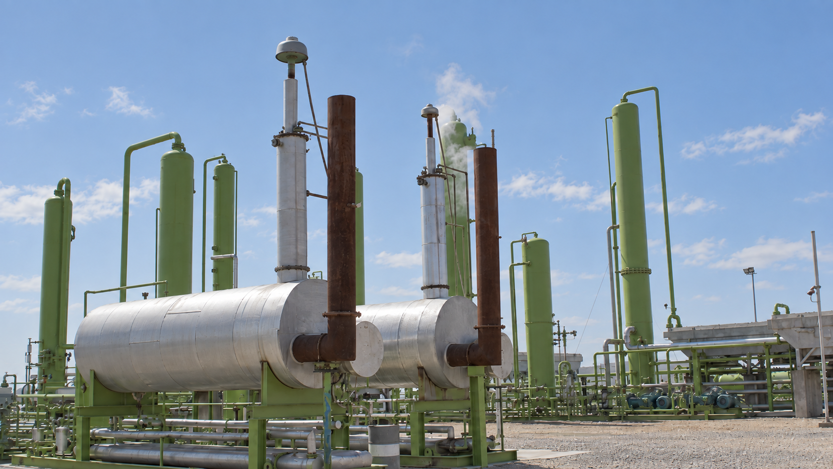 Illustrative render of a TEG glycol contactor column