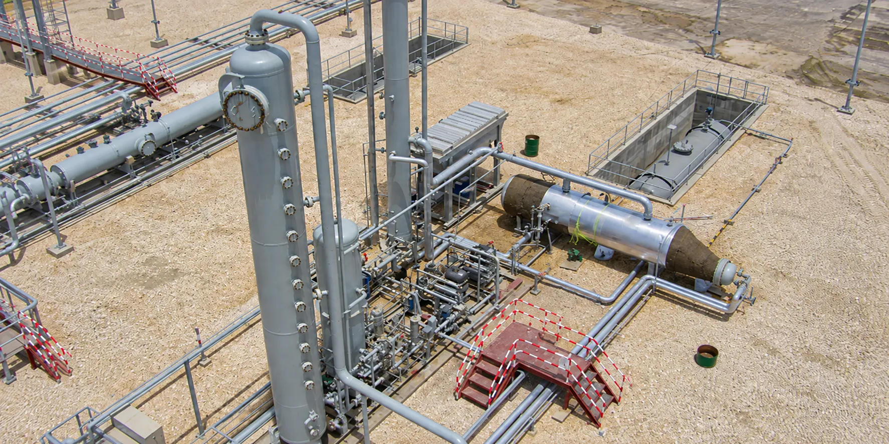 Gas treating train with vertical column, exchangers and an insulated vessel