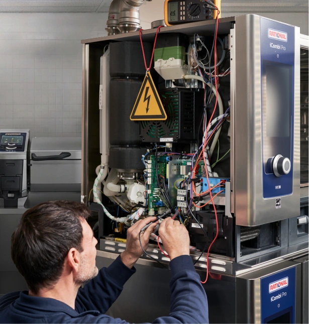 Wartung und Reparatur von Großküchentechnik durch einen Servicetechniker
