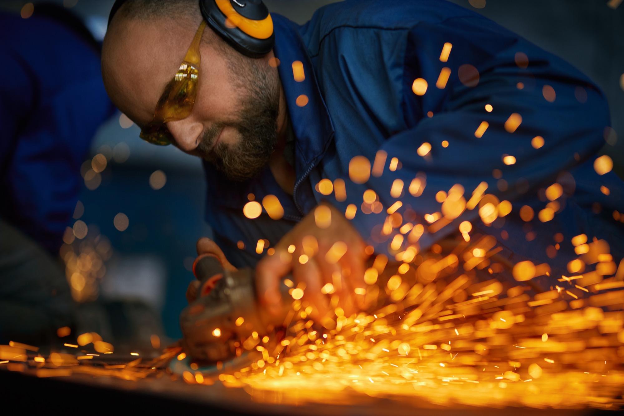 Schlosser bei der Metallbearbeitung