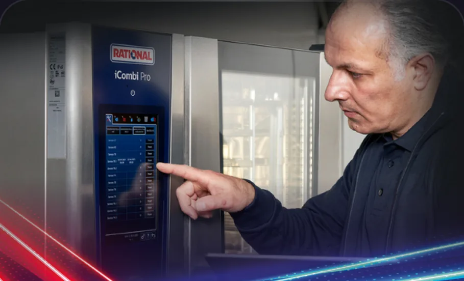Techniker bedient das Display eines Combidämpfers