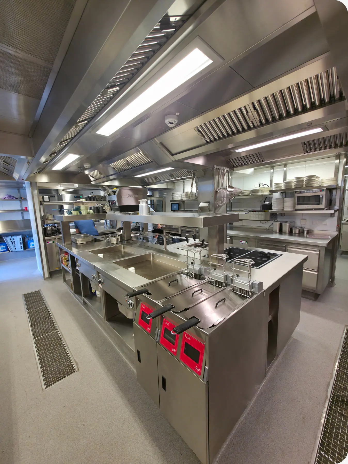 Fertig gebaute Edelstahl-Großküche mit Kochblock, Fritteusen und Haubendecke