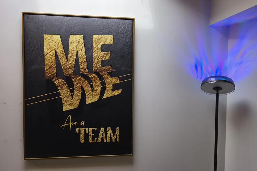 Wandbild „ME WE are a TEAM“ in den Räumlichkeiten