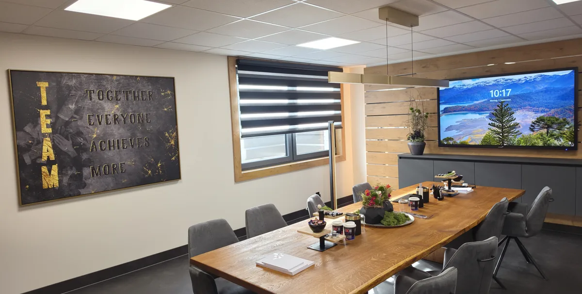 Besprechungsraum der Halisch GmbH mit langem Holztisch