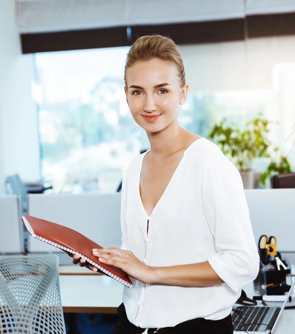 Kundenberaterin mit Headset am Arbeitsplatz
