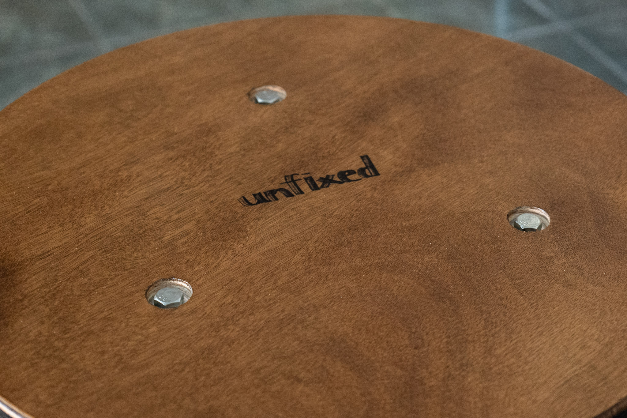 상판 뒤면에 새겨진 unfixed 각인
