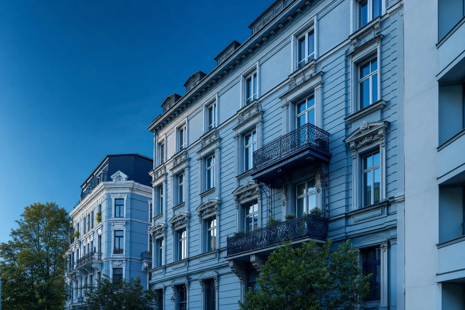 Elegante Altbaufassade im Morgenlicht