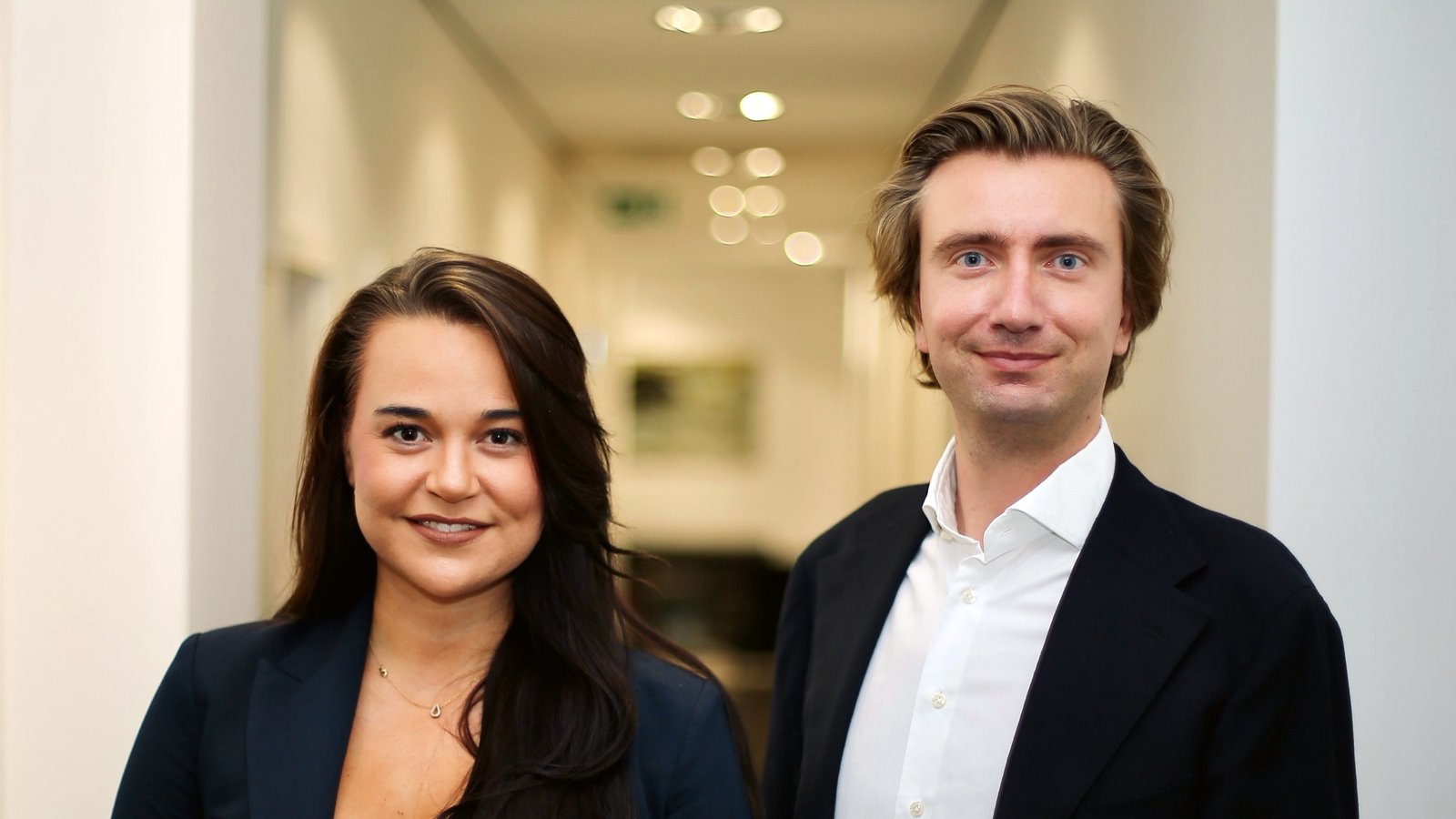 Rasmus Plonner und Shadja Heger im Büro von PLV Immobilienmanagement in München