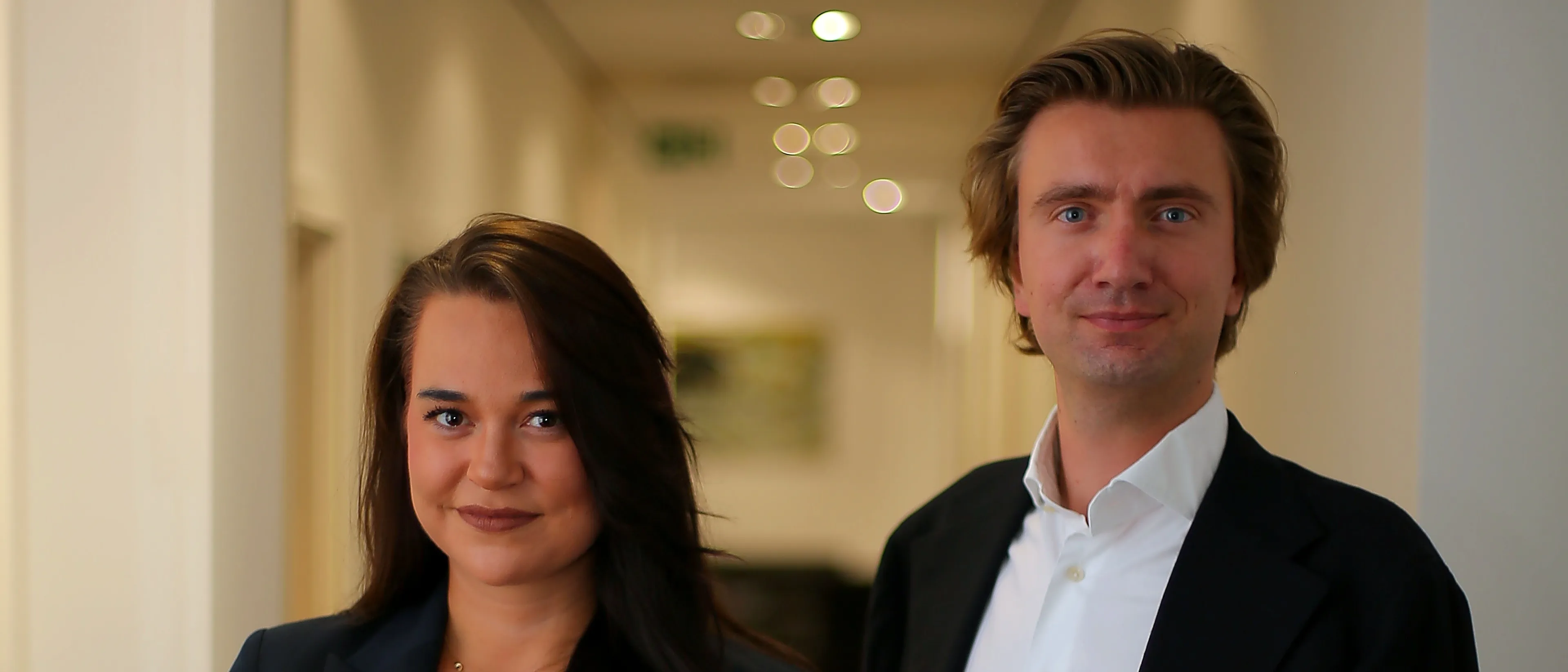 Rasmus Plonner und Shadja Heger im Büro von PLV Immobilienmanagement in München