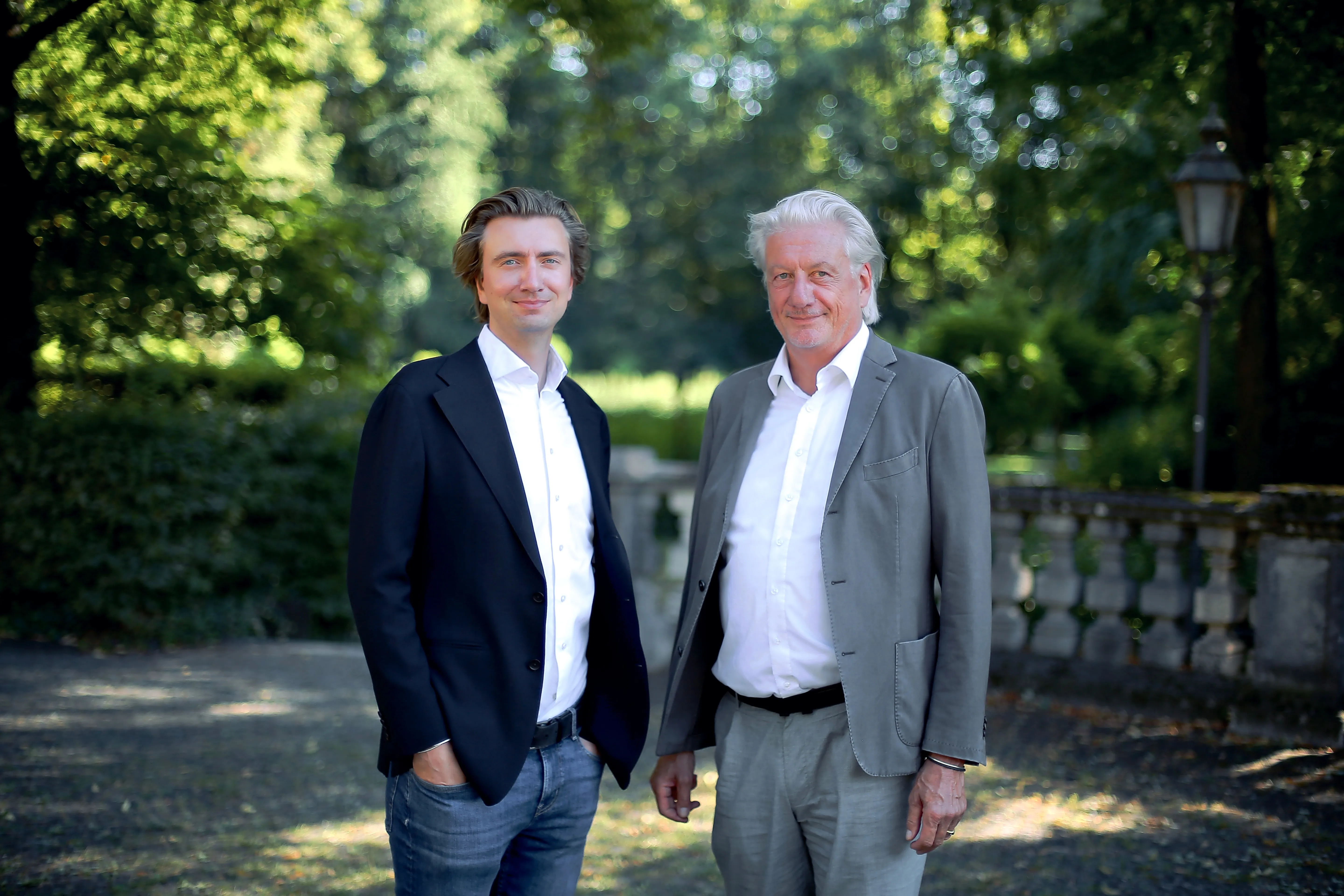 Toni Plonner und Rasmus Plonner, Geschäftsführer der PLV Plonner Verwaltung, in den Maximiliansanlagen in München