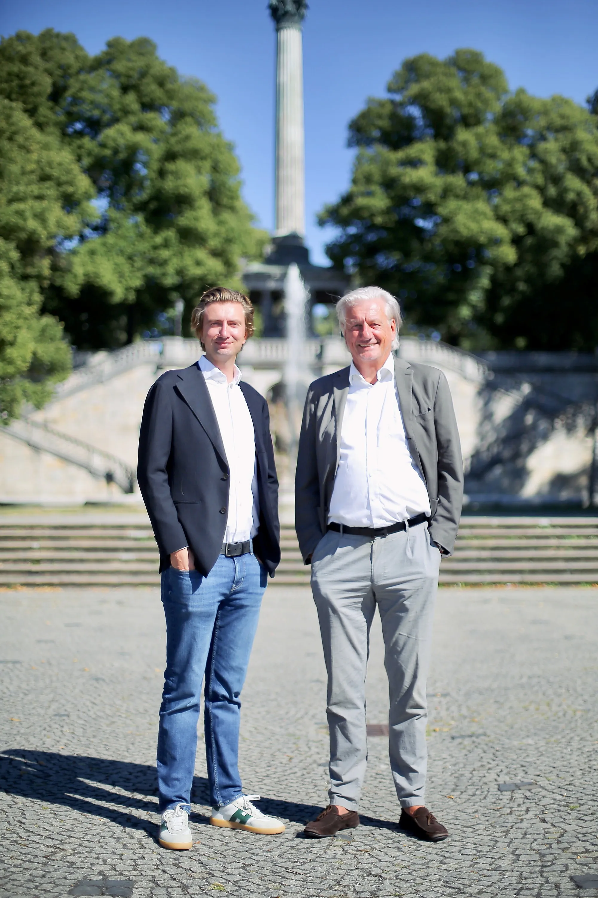 Toni Plonner und Rasmus Plonner vor dem Friedensengel in den Maximiliansanlagen in München