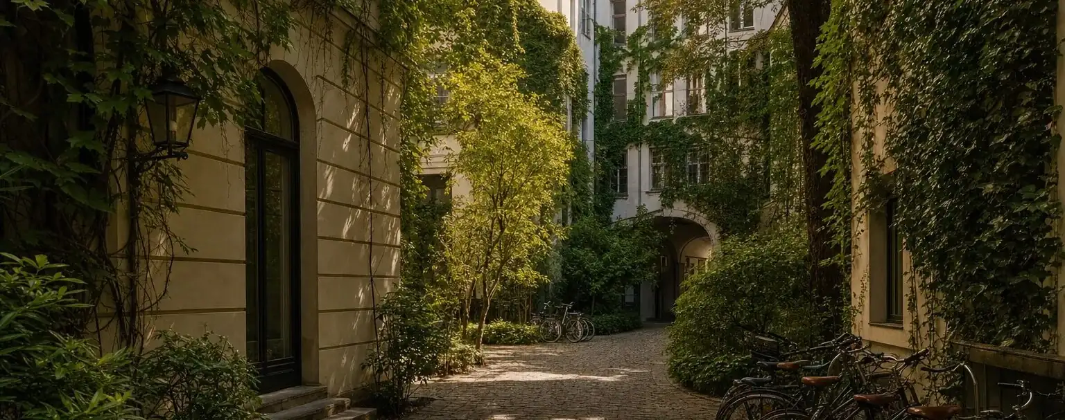 Begrünter Innenhof eines Wohnhauses