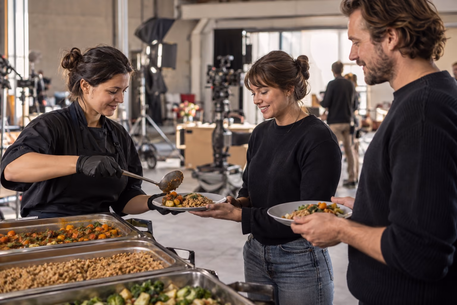 Warme maaltijden worden opgeschept tijdens een pauze op een filmset.
