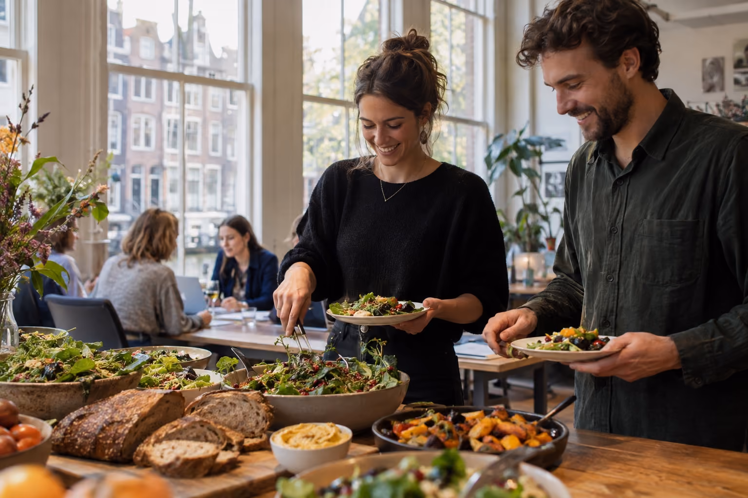 Seizoensgerechten en vers brood staan klaar voor een lunch bij hoge ramen.