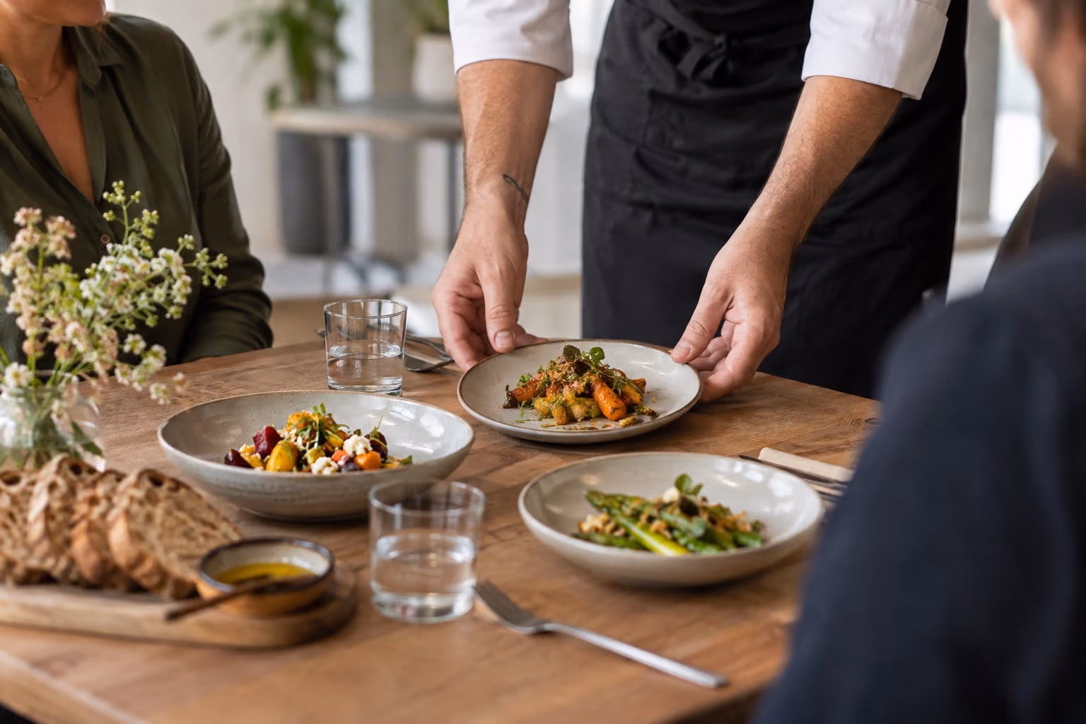 Kleine proefgerechten met seizoensgroenten staan klaar op een tafel.