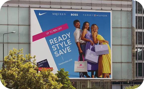 Bord met grote advertentie poster van de Outlet van McArthurglen