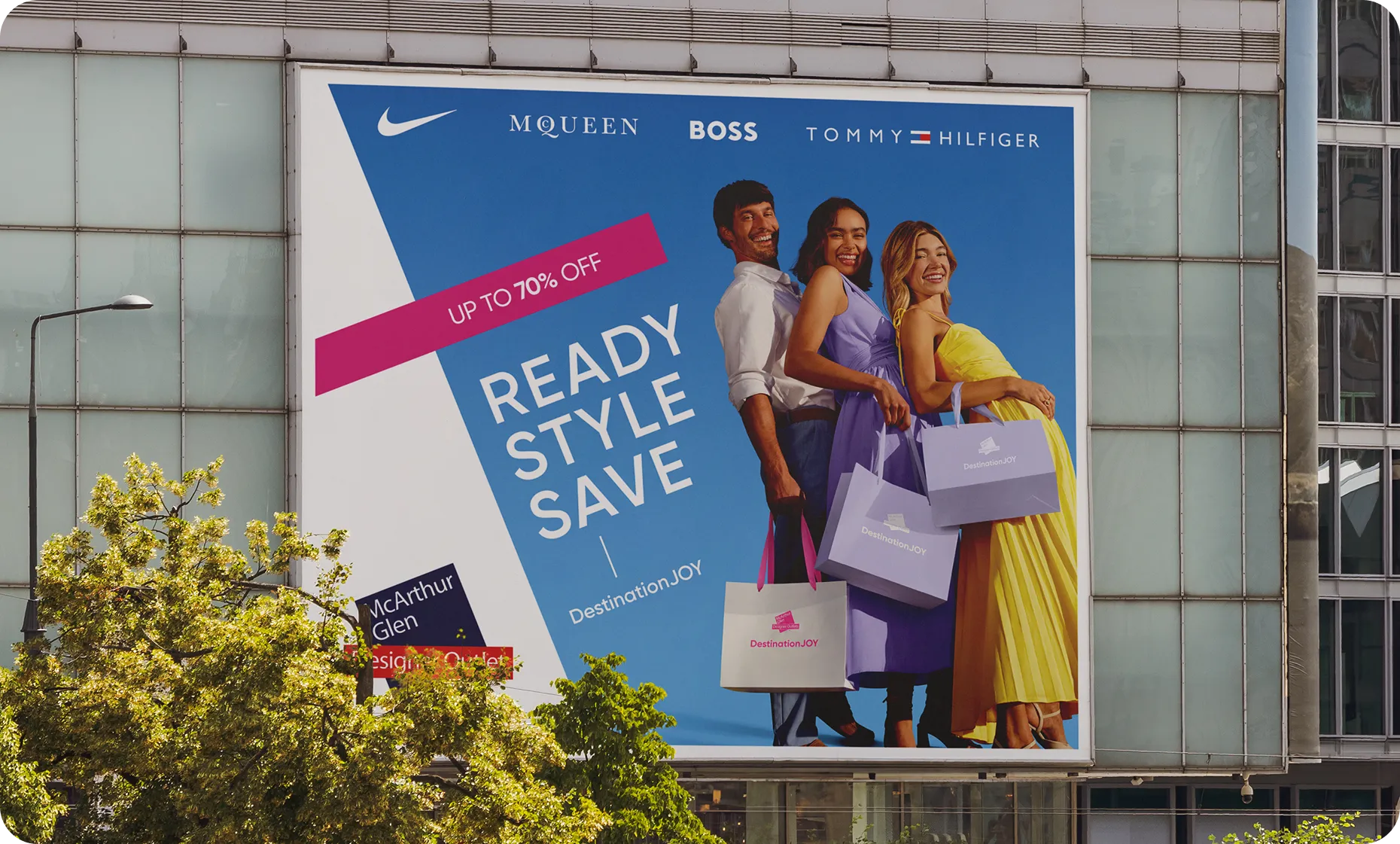 Bord met grote advertentie poster van de Outlet van McArthurglen