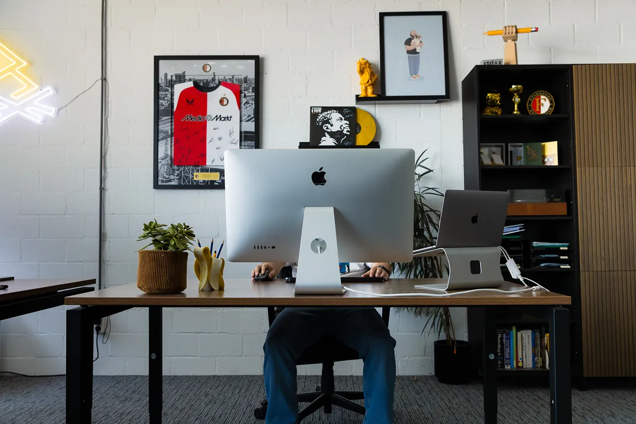Een medewerker van Brandlos zit achter de computer