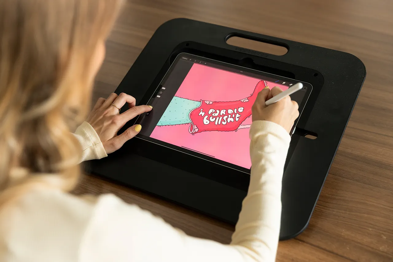 Een medewerker van Brandlos tekent een illustratie op de iPad met een Apple pencil