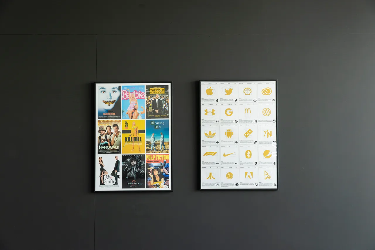 Twee posters die zijn ingelijst met twee posters van Brandlos