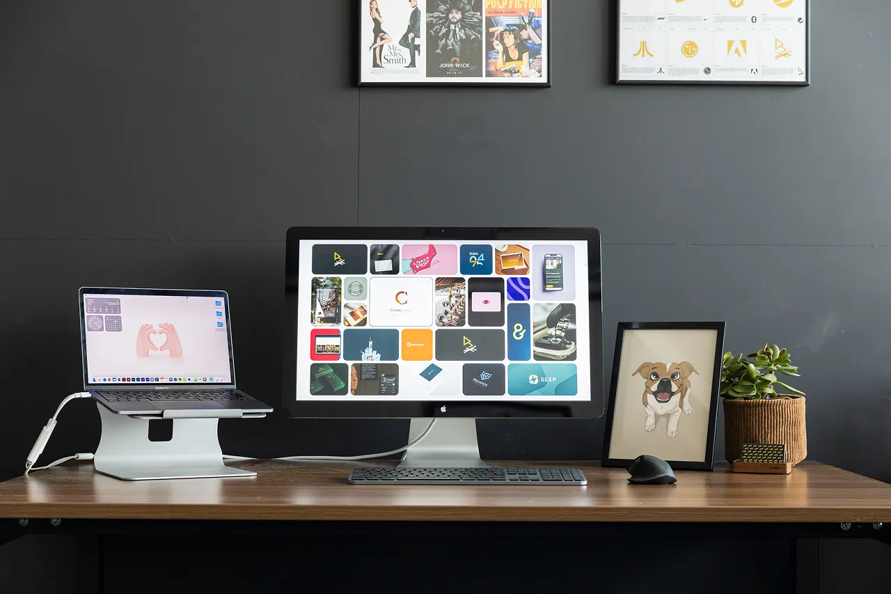 Een laptop met projecten van brandlos