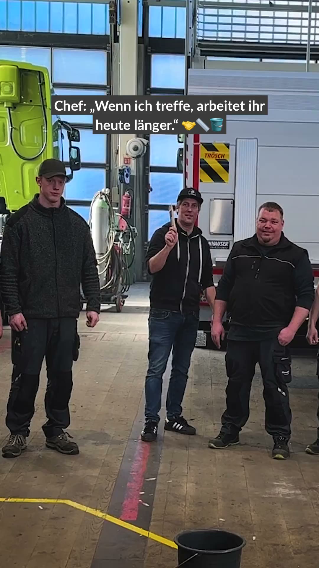 Drei Mitarbeiter in der Werkshalle, Bildtext: Chef: Wenn ich treffe, arbeitet ihr heute laenger