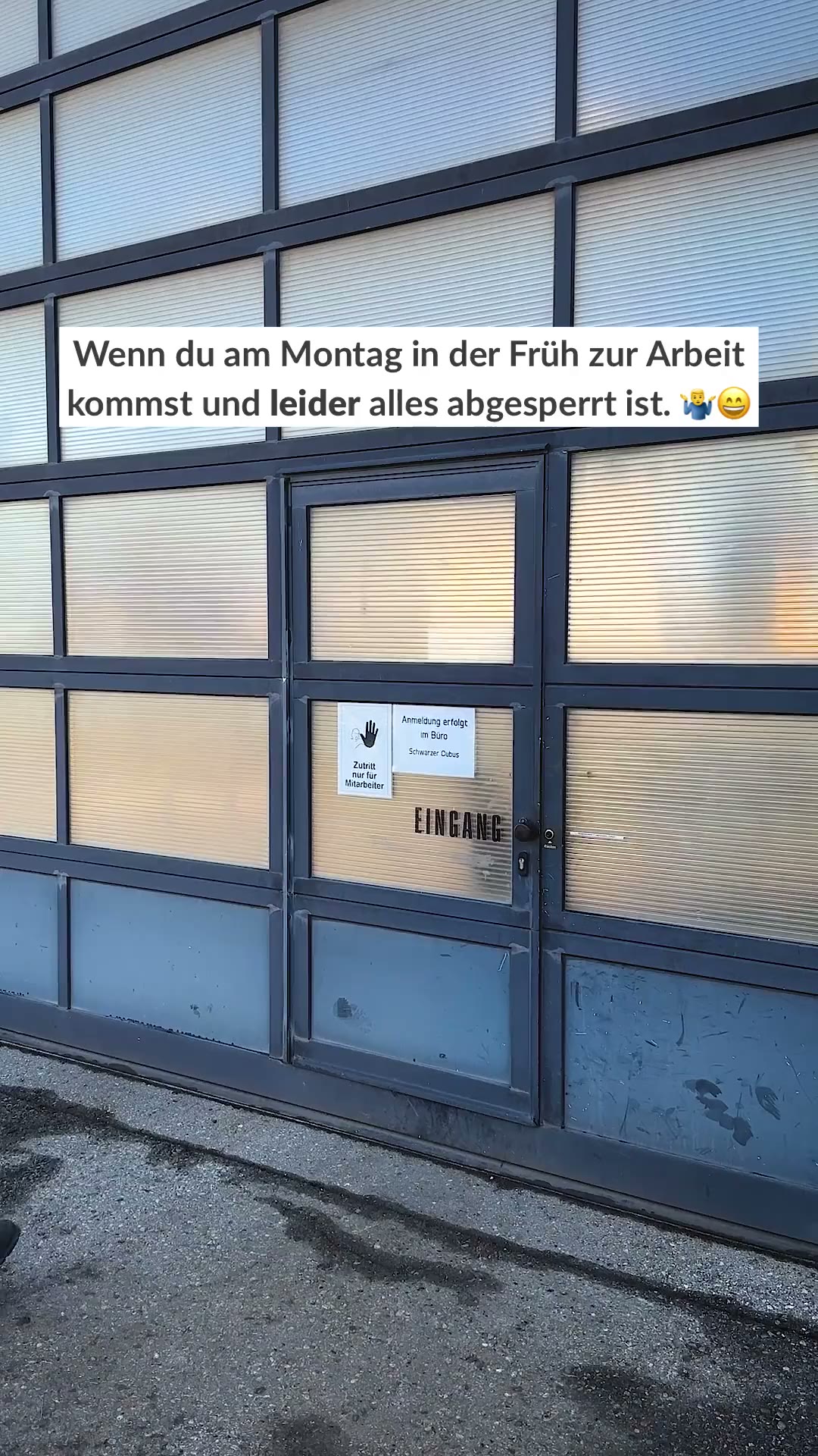 Verschlossenes Hallentor, Bildtext: Wenn du am Montag in der Frueh zur Arbeit kommst und leider alles abgesperrt ist