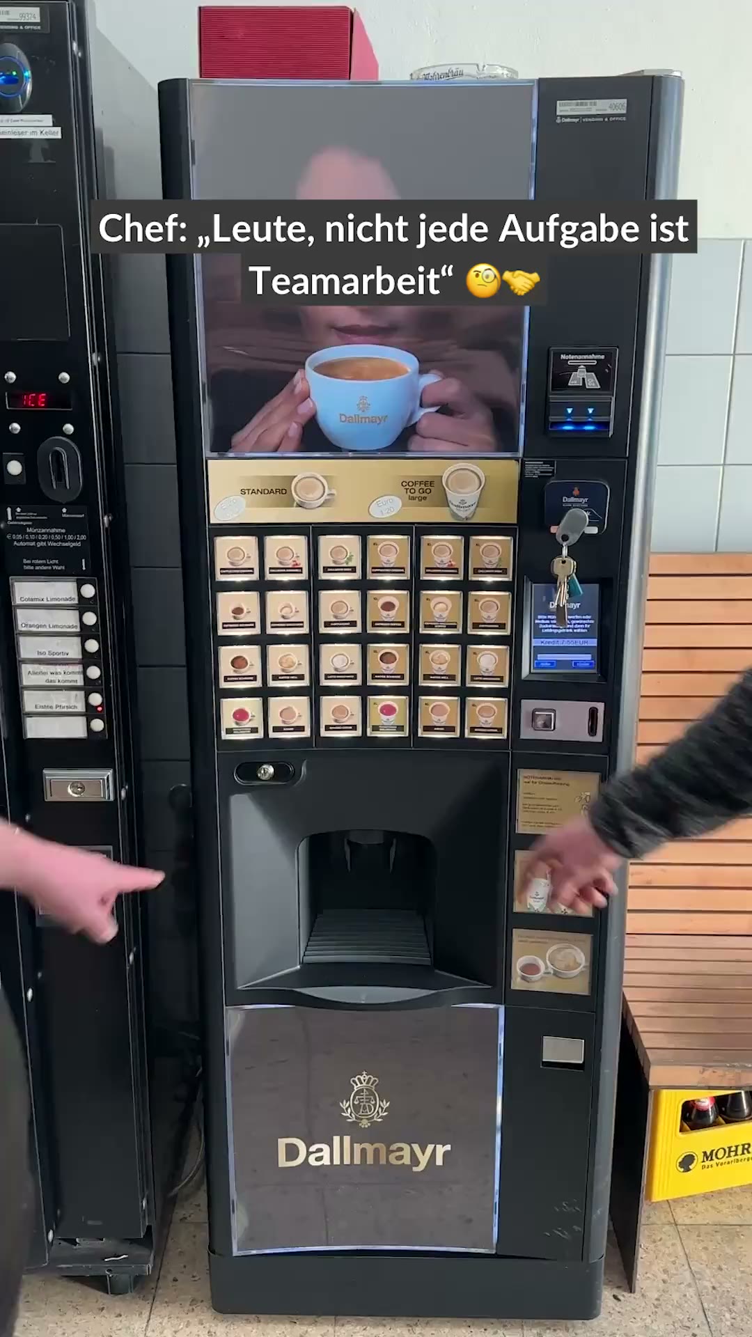 Mitarbeiter am Kaffeeautomaten, Bildtext: Chef: Leute, nicht jede Aufgabe ist Teamarbeit