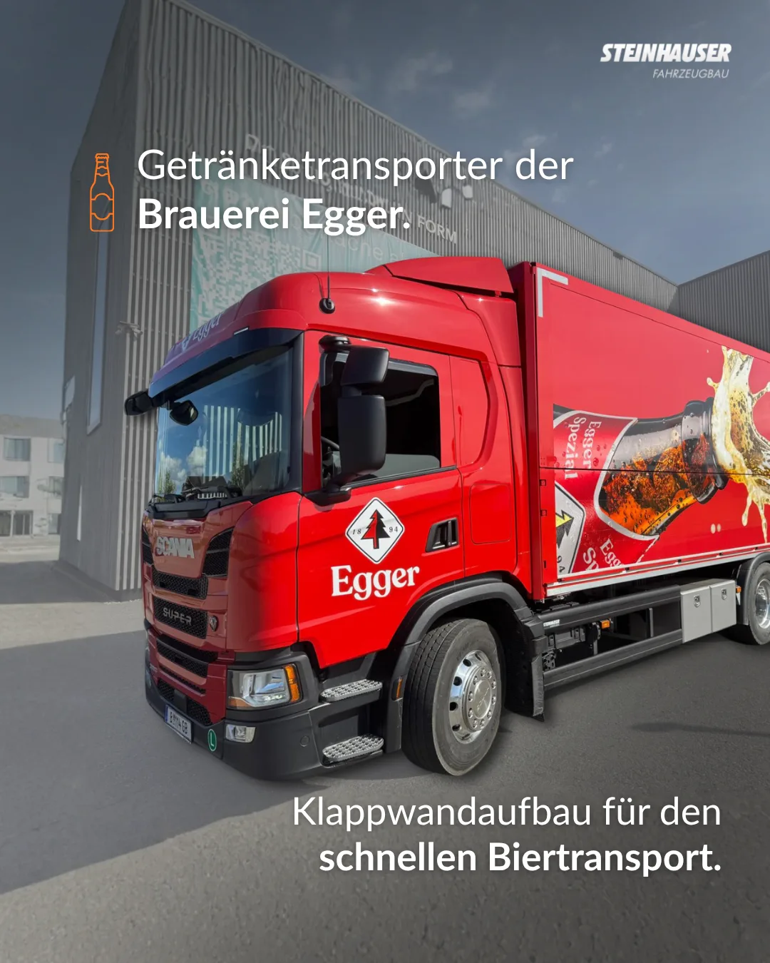 Roter Getraenketransporter der Brauerei Egger mit Klappwandaufbau
