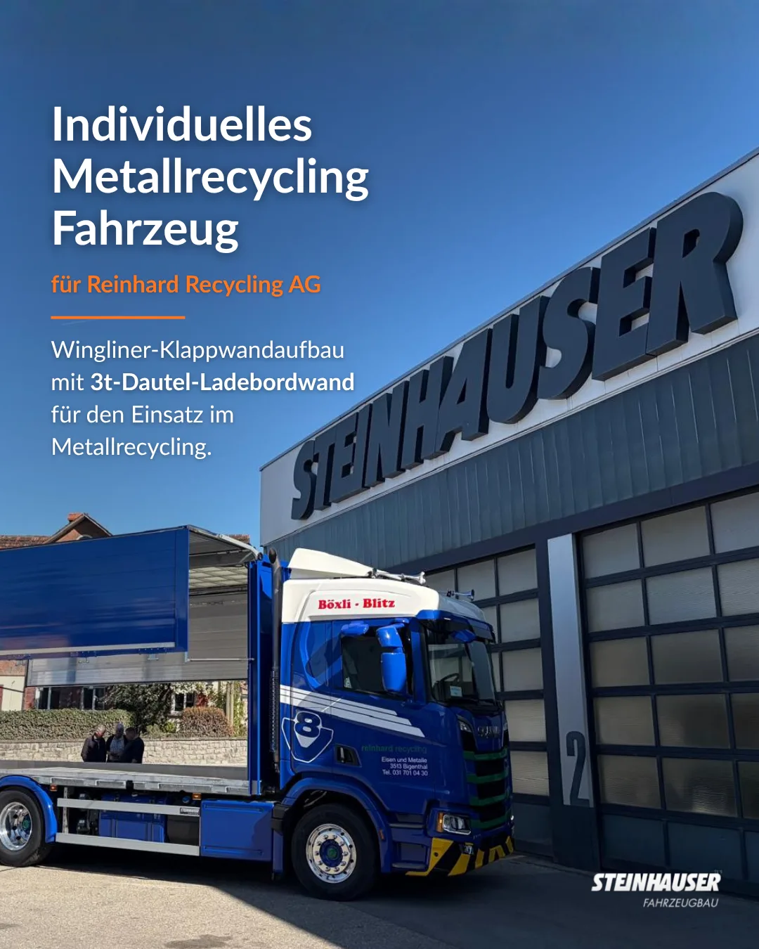 Blauer Scania mit Wingliner-Klappwandaufbau fuer Reinhard Recycling vor der Steinhauser Halle