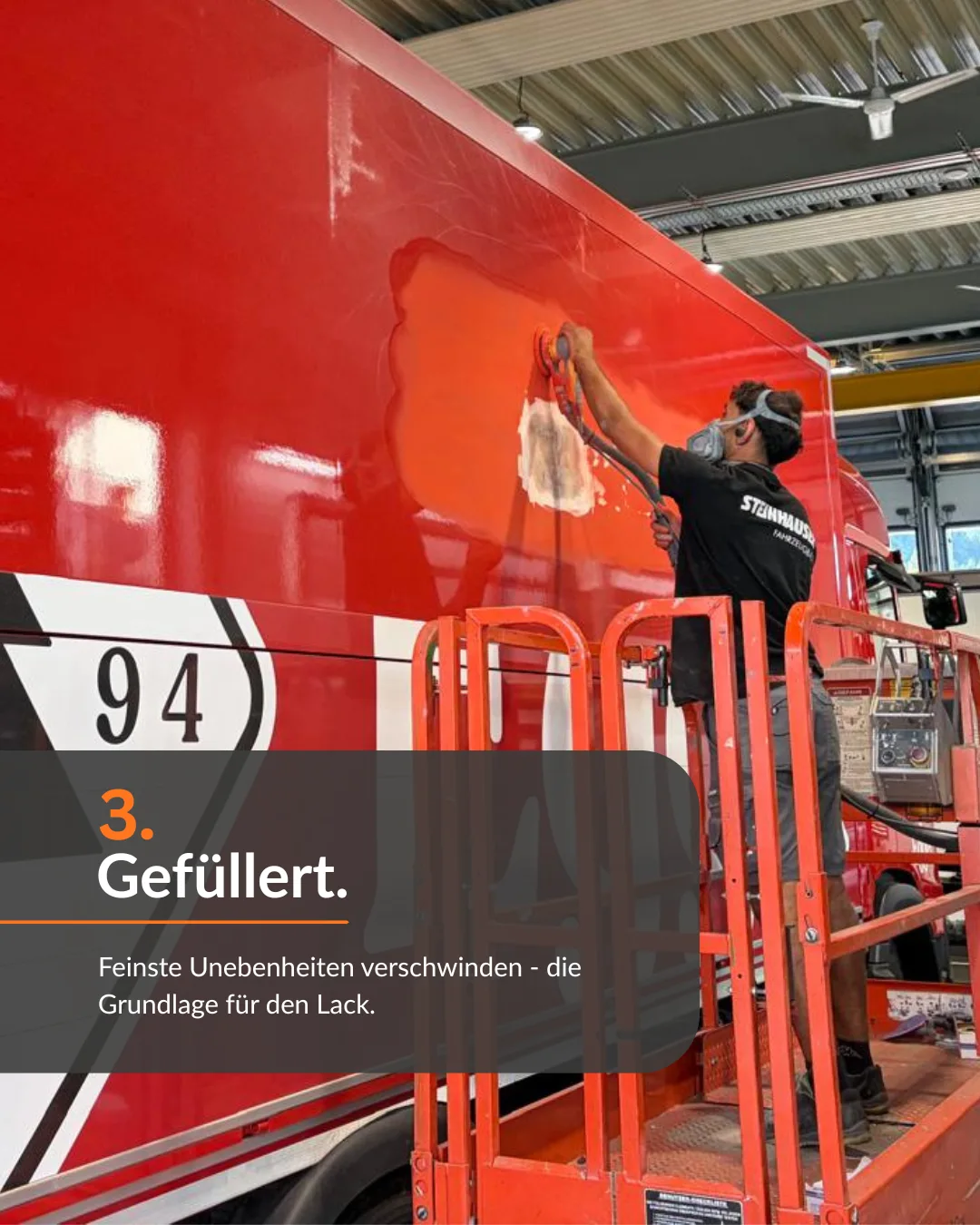 Schritt 3: Gefuellt. Mitarbeiter schleift die Flaeche, feinste Unebenheiten verschwinden als Grundlage fuer den Lack