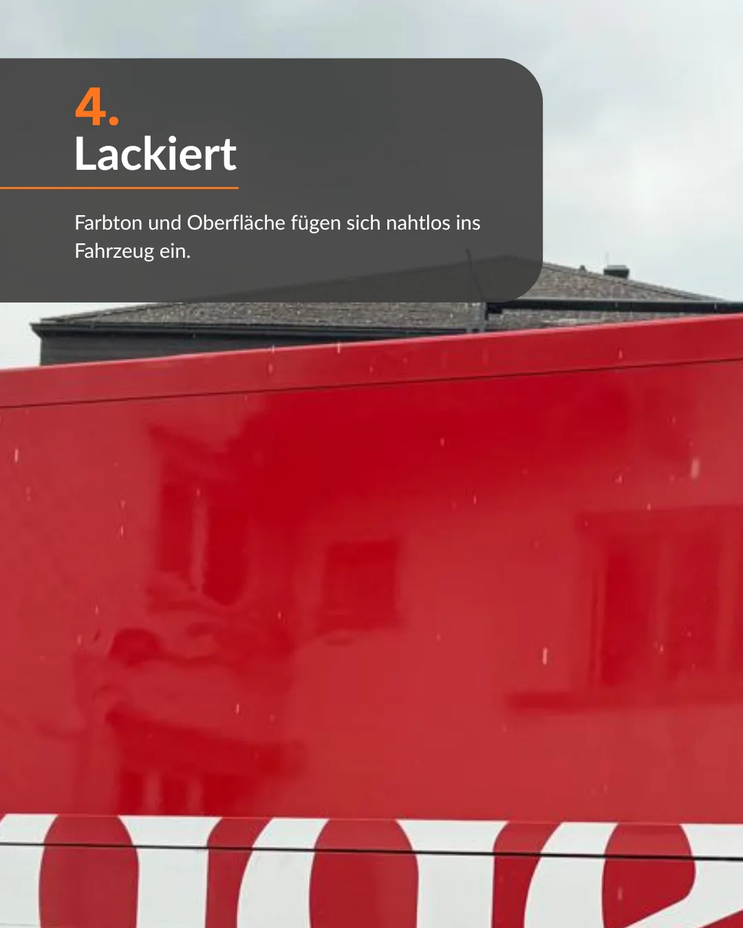 Schritt 4: Lackiert. Der frisch lackierte rote Aufbau, Farbton und Oberflaeche fuegen sich nahtlos ins Fahrzeug ein
